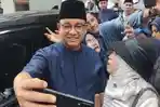Bacapres-Anies-Baswedan-berswafoto-dengan-relawannya.jpg