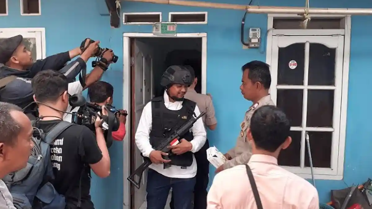 Ini yang Ditemukan saat Densus 88 Antiteror Geledah Rumah di Tambun Bekasi