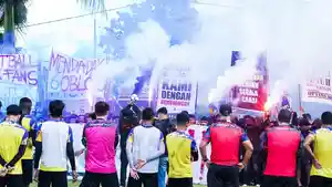 Aremania-saat-memberikan-support-kepada-tim-Arema-FC-saat-mereka-melakukan.jpg