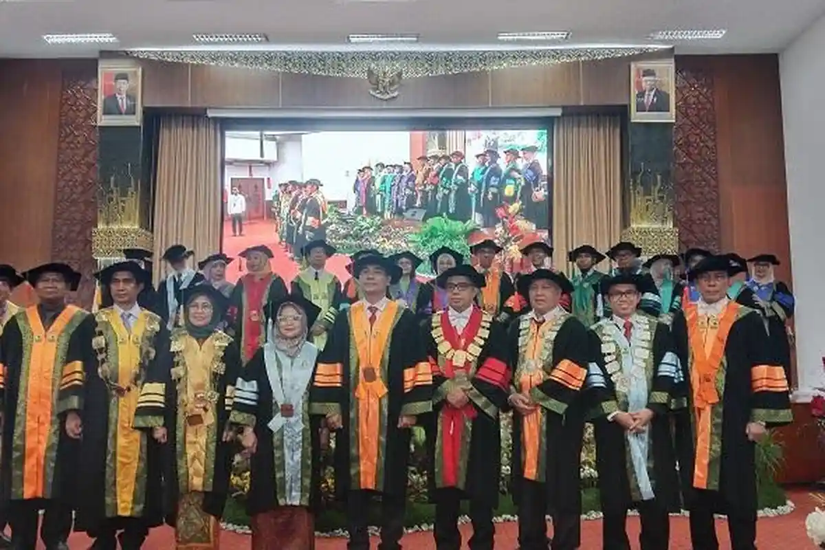 Unand Kukuhkan Dua Guru Besar: Prof Asrinaldi dan Prof Ratni Prima Lita