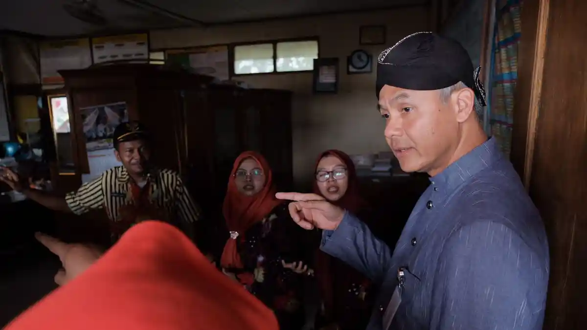 Guru Honorer di Grobogan yang Pinjamkan Rumah untuk Ruang Kelas Dapat Hadiah Motor