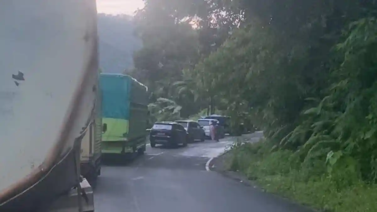 Minyak CPO Tumpah ke Jalan, Lalu Lintas di Bukit Pulai Pesisir Selatan Macet Panjang