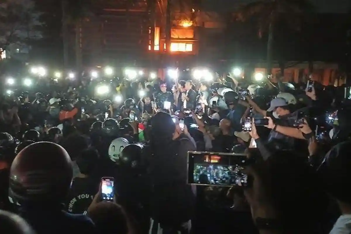 Raja Jogja Turun Tangan Temui Massa Demo, Sri Sultan HB X Beri Pesan Agar Stop Pakai Kekerasan