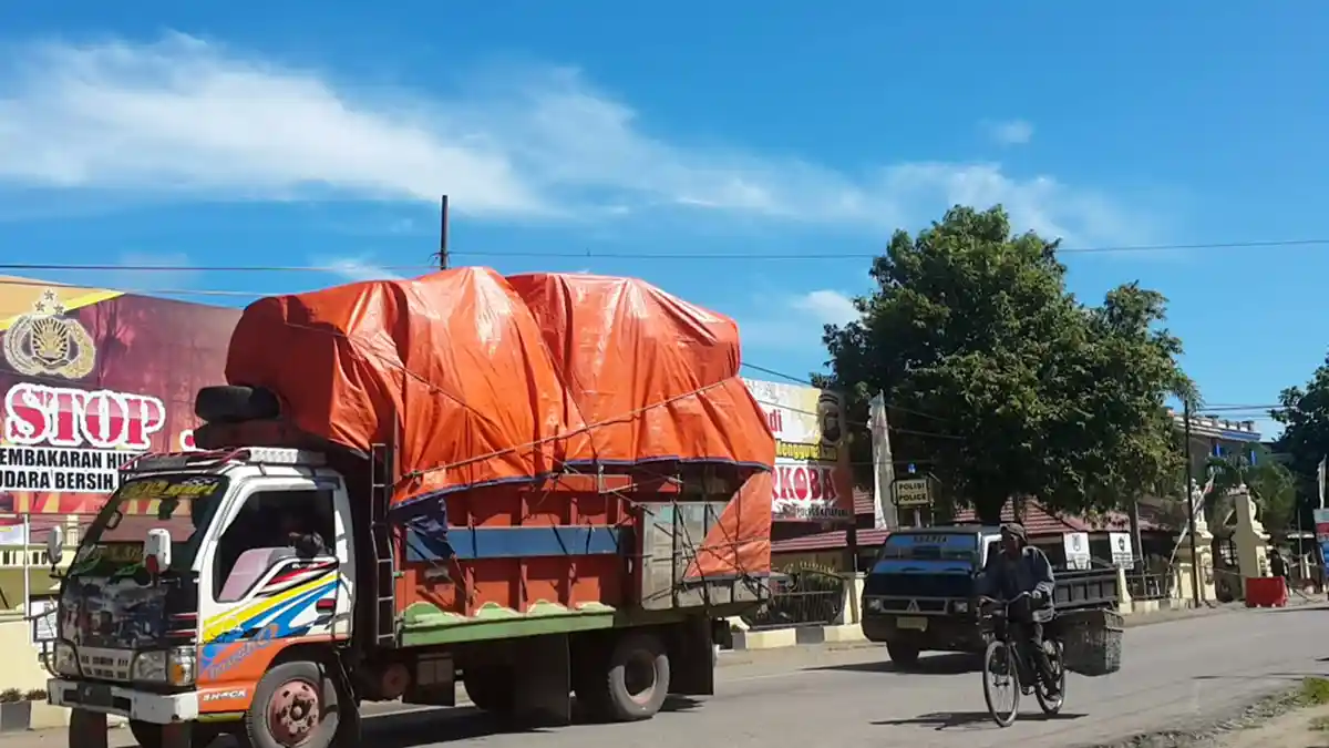 Warga Resah Truk Over Kapasitas di Jalanan Kota Ketapang