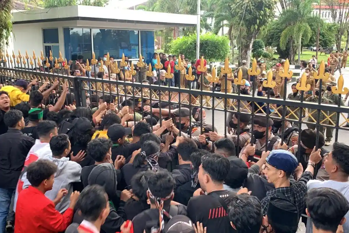 Video Viral Massa GERAM Diinjak Kasatpol PP Kalteng Baru I Sangkai: Kalau Saya Injak Pasti Keras