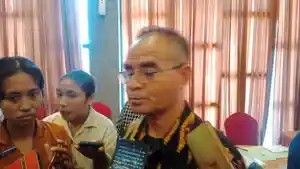 Kepala-BPBD-NTT-Ambrosius-Kodo-saat-memberikan-keterangan.jpg