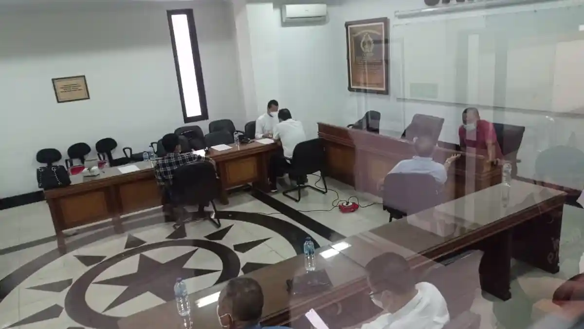 Sempat Mangkir dari Panggilan KPK, Atong dan Akeng Bungkam Usai Diperiksa