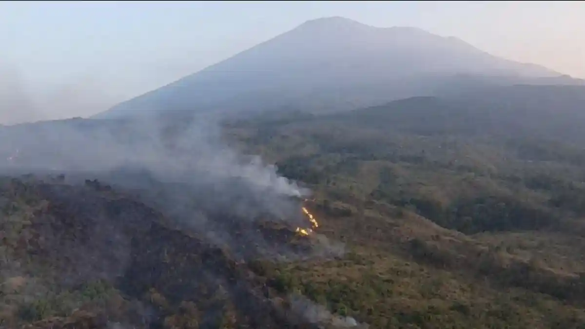 Faktor Angin Hambat Pemadaman Kebakaran di Gunung Ciremai