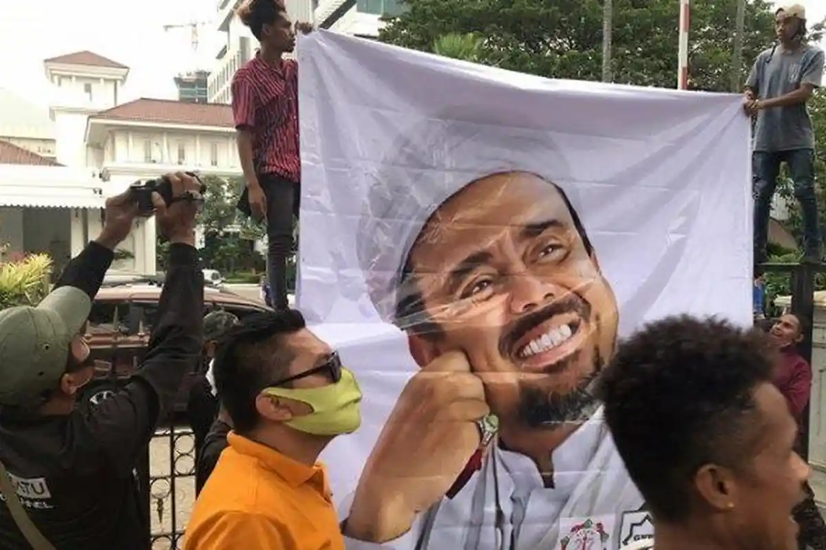 Kuasa Hukum FPI Lucu TNI Ngurus Baliho! Pengamat Militer Tanggapi Pangdam Copot Spanduk Habib Rizieq