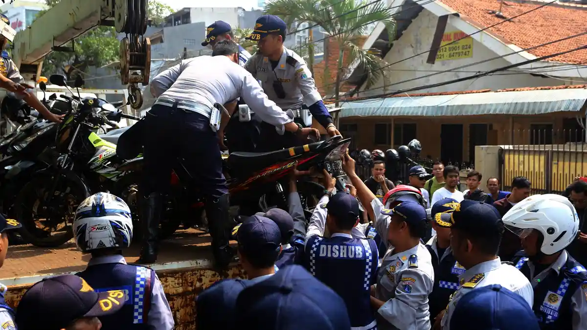 Ahok Instruksikan Kadishubtrans DKI Berani Derek Kendaraan Parkir Liar