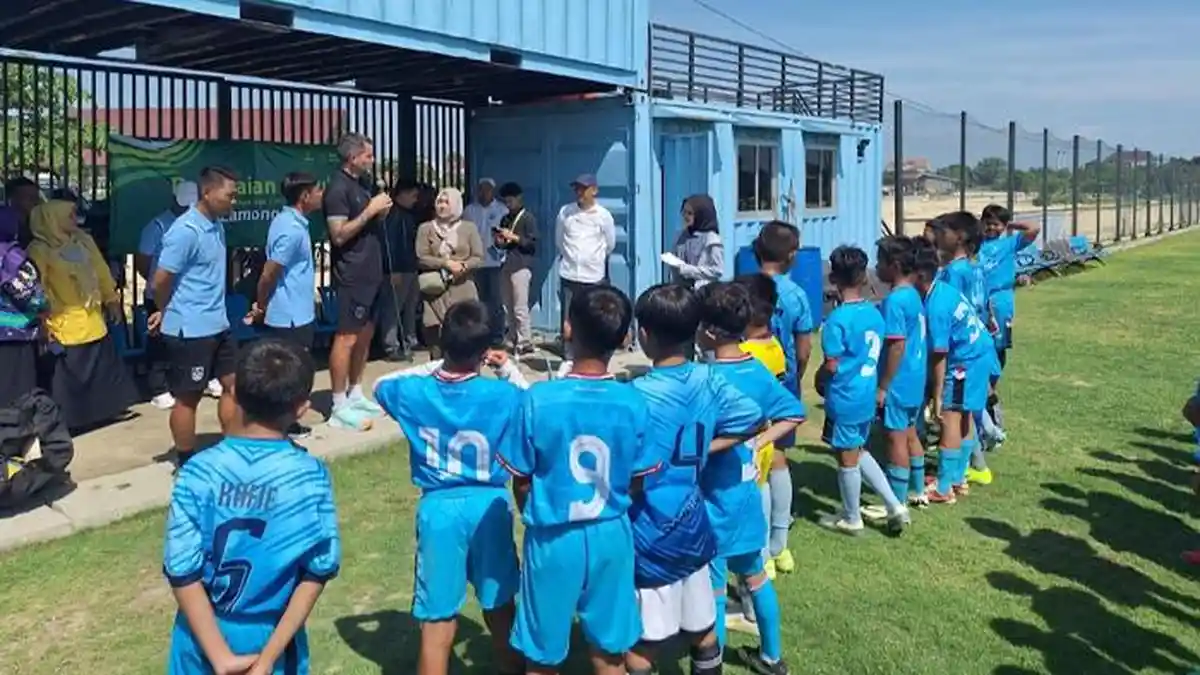 Saat Eks Pelatih Timnas Simon McMenemy Ajari Pesepakbola Muda di Lamongan