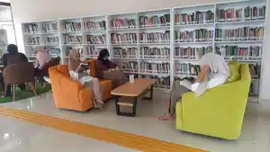 20260425_Pengunjung-membaca-buku.jpg