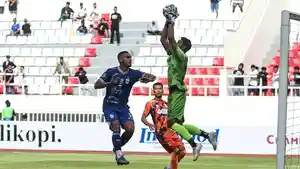 30012026-penjaga-gawang-kendal-tornado-fc-try-hamdani-blokir-serangan-psis.jpg