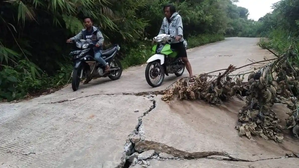 Jalan Amblas di OKU Selatan Membahayakan Pengendara dan Warga Sulit Mengeluarkan Hasil Panen