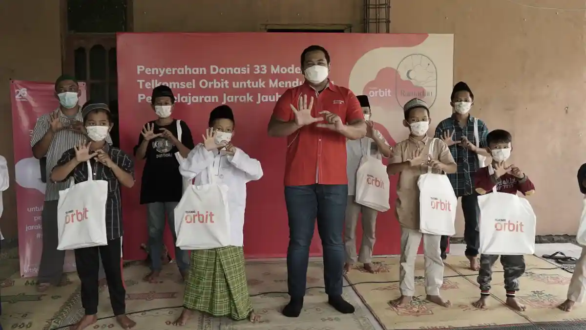 Telkomsel Orbit Donasi 33 Modem dan 10 Smartphone ke Panti Asuhan Cipto Siswoyo