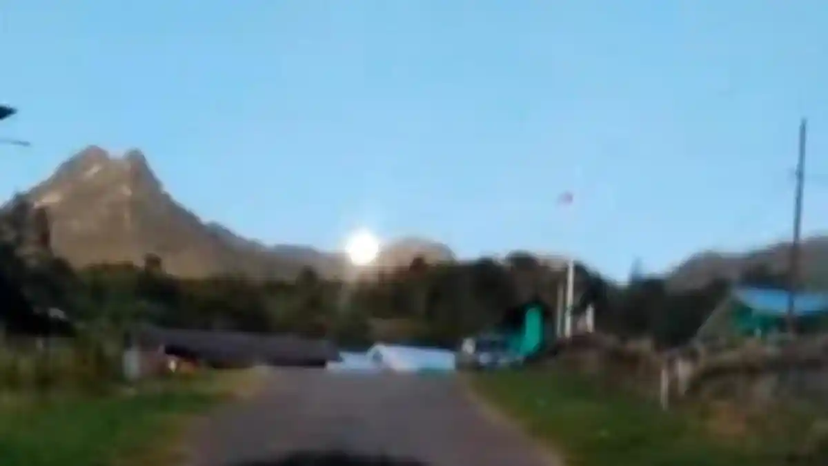 Viral Video Bulan Bersinar dan Matahari Terbit Bersamaan di Langit Papua