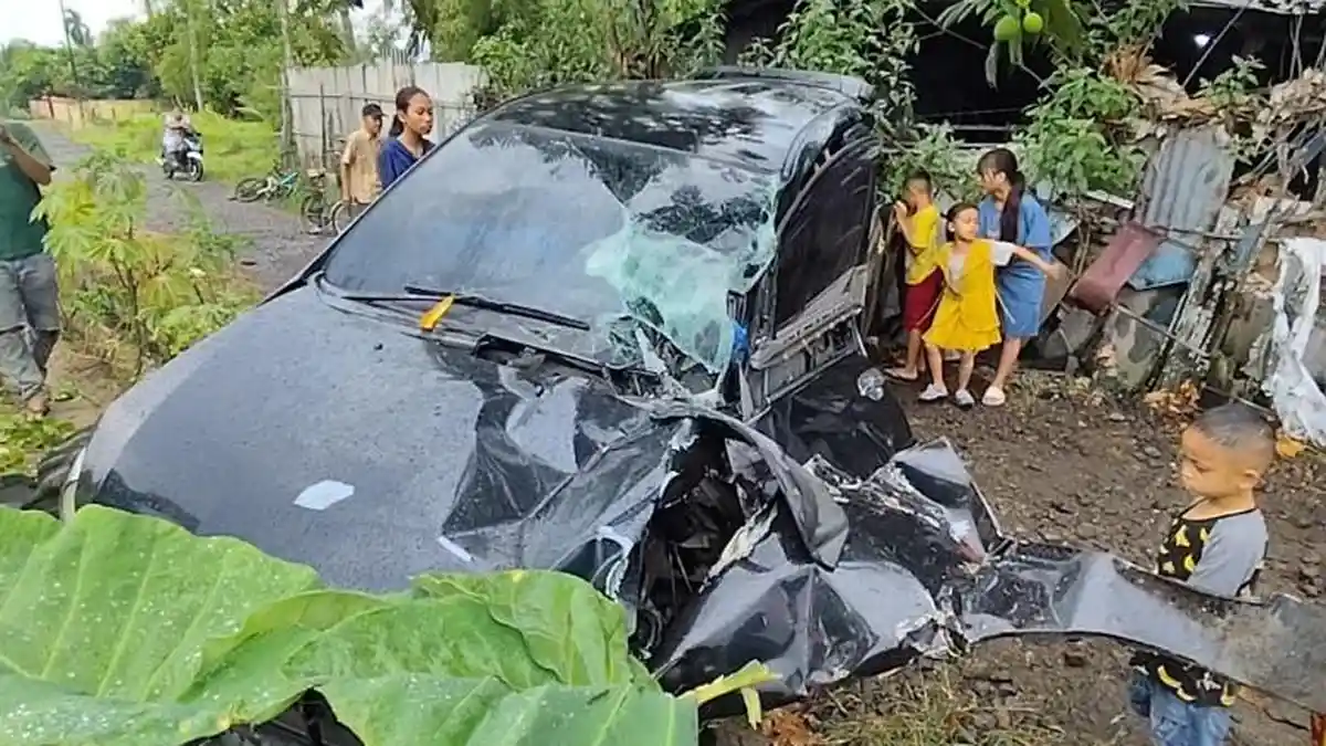 Buntut Sopir Panik, Innova Dihantam Kereta Api Putri Deli di Perlintasan tanpa Palang di Asahan
