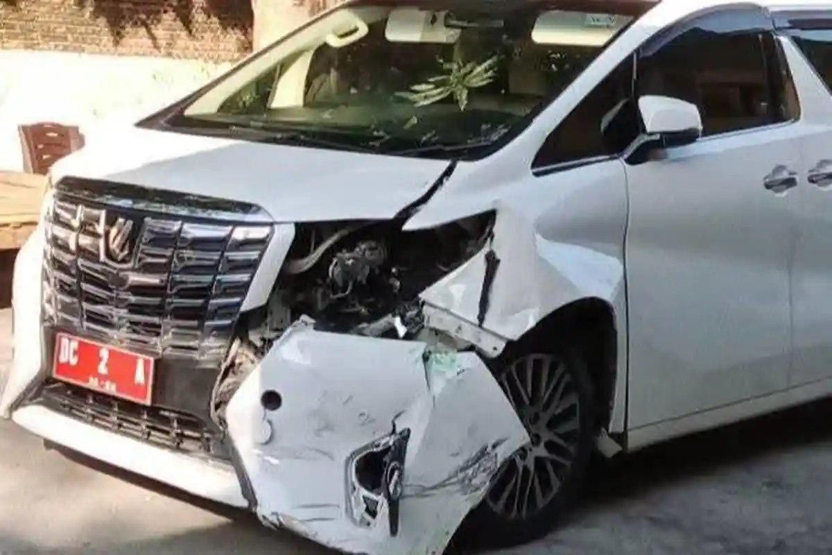 Mobil Wabup Mamuju Lakalantas di Polman Saat Antar Yuki Permana Kunjungan Kerja ke Pangkep