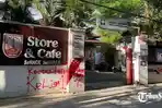 Kondisi-dan-situasi-Persis-Store-usai-dipenuhi-poster-bernada-sindiran-dan-kekecewaan.jpg