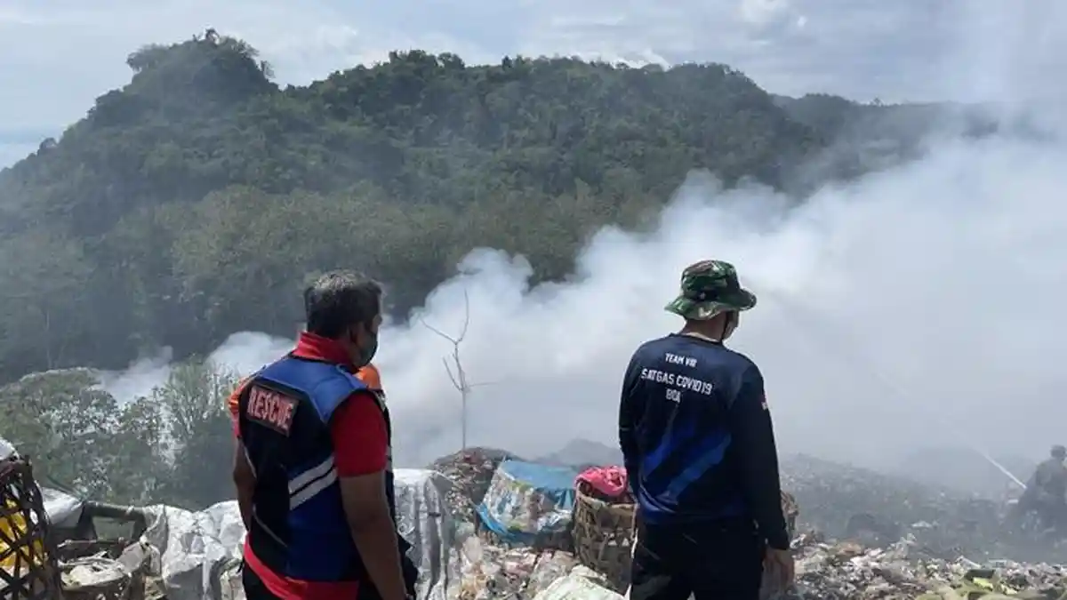 16 Jam Kebakaran TPA Bakung Bandar Lampung Belum Padam