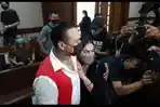 Jerinx-Divonis-1-Tahun-Penjara-Nora-Alexandra-Peluk-Erat-Suaminya.jpg