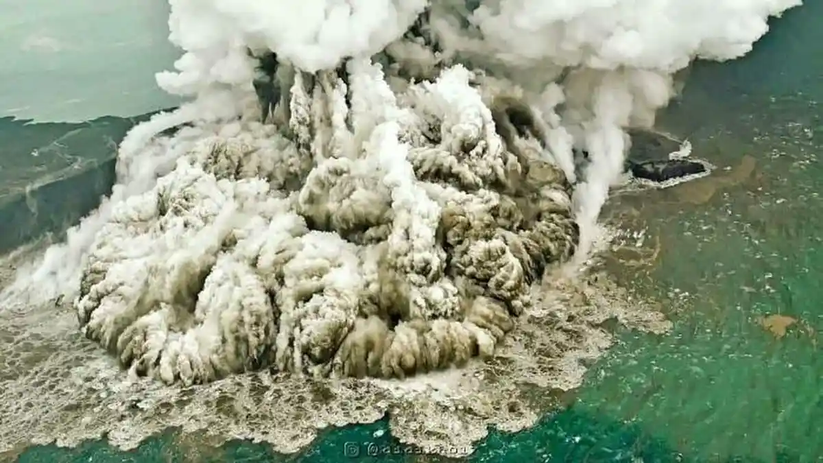 Video Penampakan Erupsi Gunung Anak Krakatau, Status Waspada dan Zona Bahaya Radius 2 KM