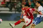 thom-haye-berduel-dengan-pemain-bali-united.jpg