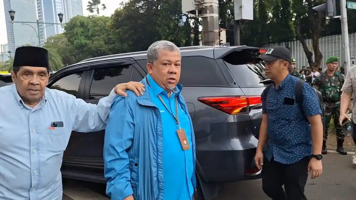 Fahri Hamzah dari KPU Dicegat Wartawan Soal Gugatan PDIP ke PTUN, Langsung Tolak Bicara