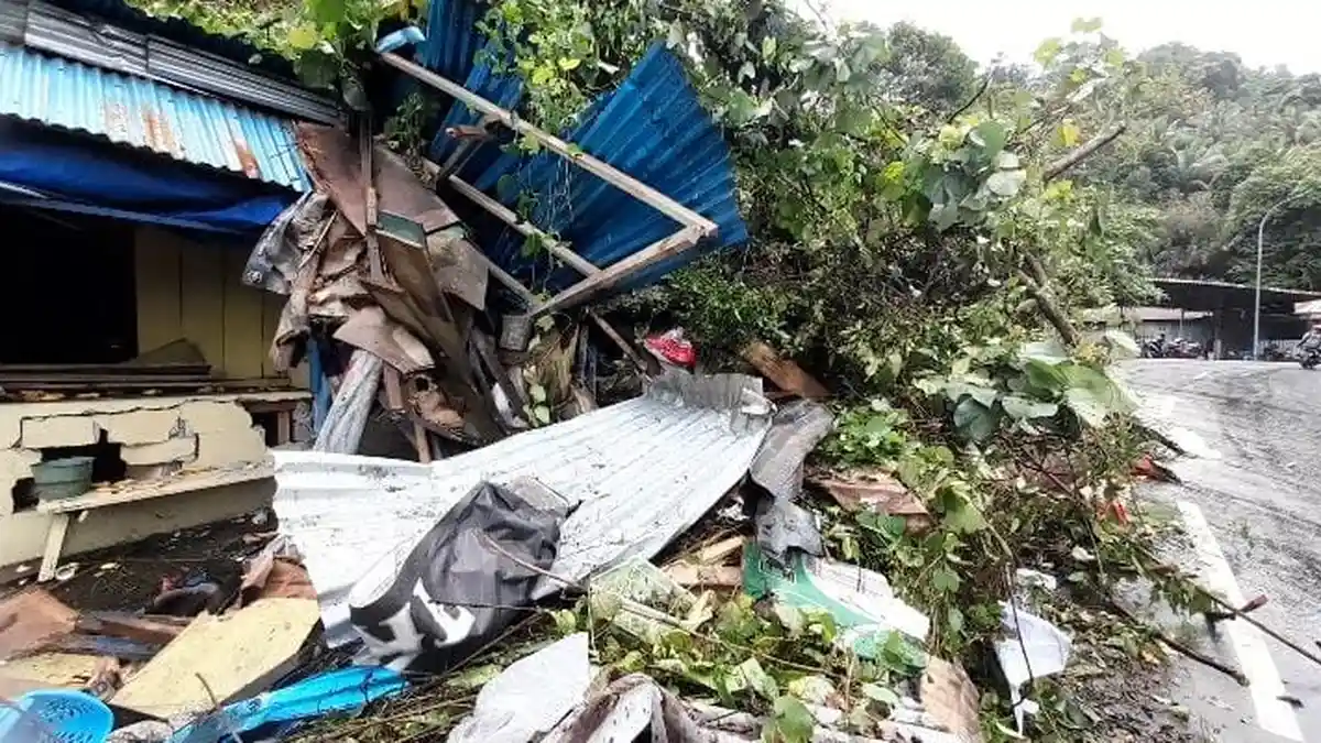 Longsor di Pasar Buah Batu Koneng – Ambon, Tujuh Lapak Rusak Total