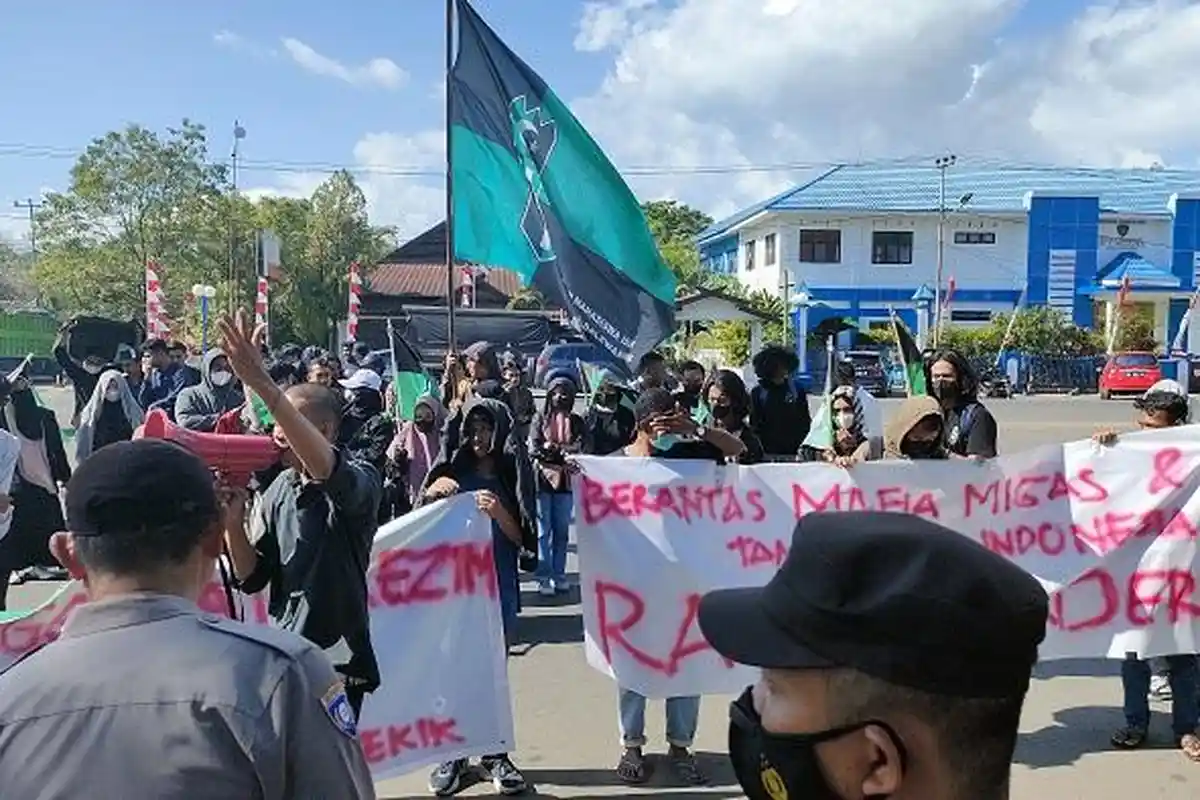 HMI Maros Nyatakan Tolak Kenaikan Harga BBM, Dua Truk Jadi Sasaran