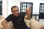 BERI-KETERANGAN-Bupati-Ende-Yosef-Benediktus-Badeoda-saat-diwawancarai-di-Rujab-Bupati.jpg