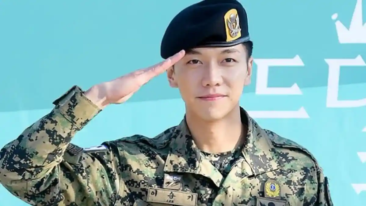 Lee Seung Gi Malah Pamer Pose Bangau Terbang di Red Carpet SBS Entertainment Awards 2019