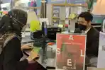 pengunjung-tsm-makassar-sedang-melakukan-pembelian-di-salah-satu-tenant-2.jpg