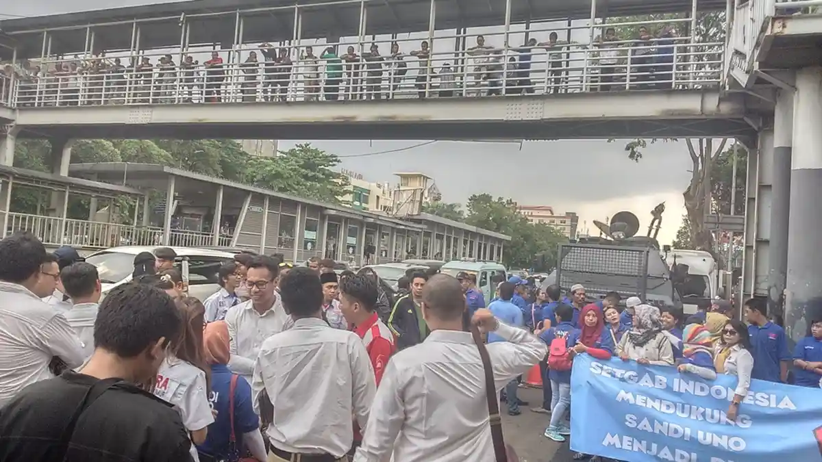 Ingin Lihat Cagub DKI dari Dekat, Warga Padati Jembatan Penyeberangan di Depan KPU DKI