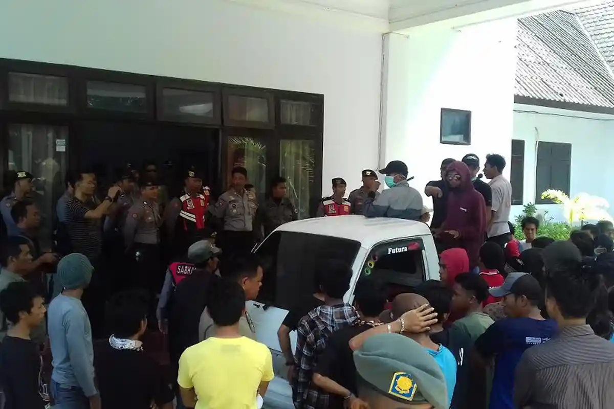 Puluhan Warga Desa Balumbung Demo di DPRD Bantaeng, Desak Jalan Diaspal - minta-diaspal_20170216_122019.jpg