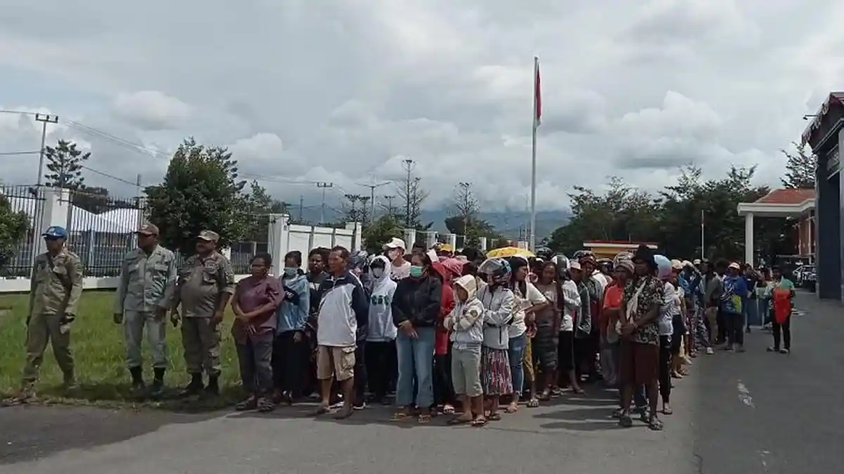 Warga Jayawijaya Antusias Serbu Pasar Murah di Halaman Gedung Otonom