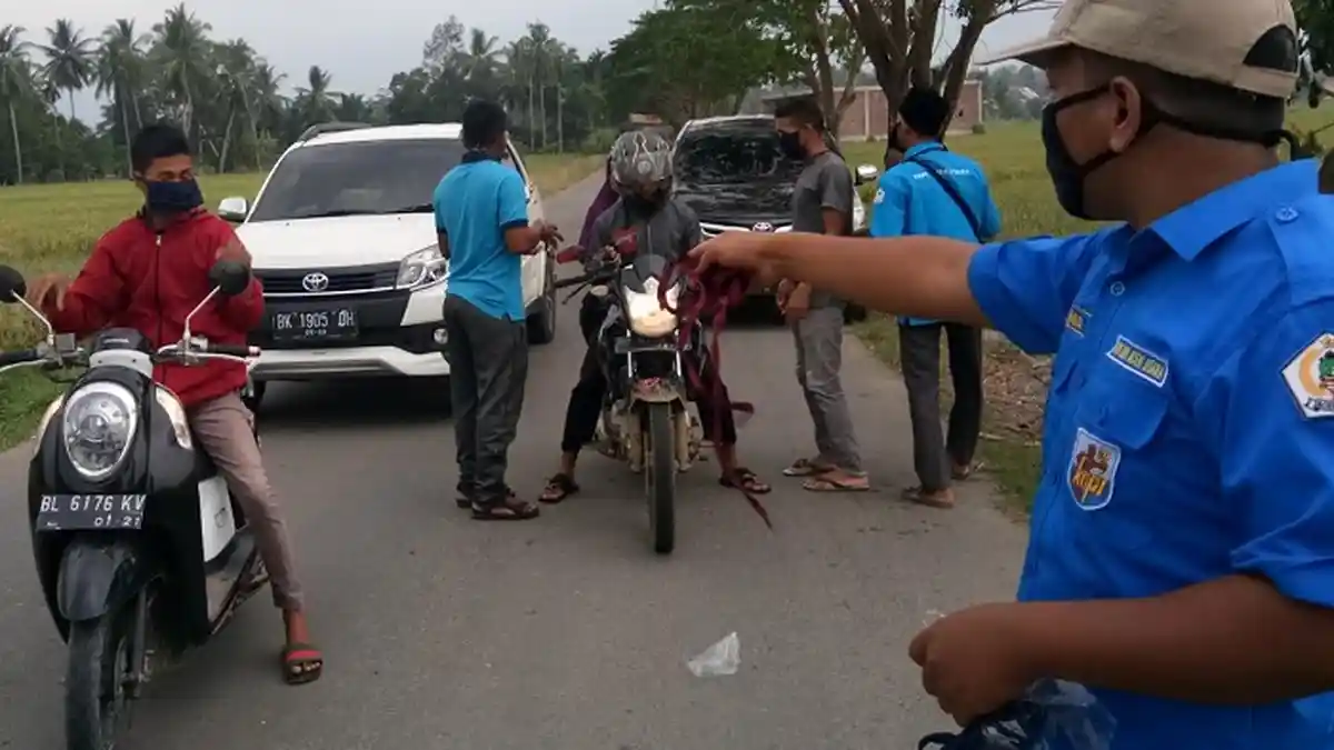 Bantu Pencegahan Corona, KNPI Kuta Makmur, Aceh Utara Bagi Masker ke Pengguna Jalan   
