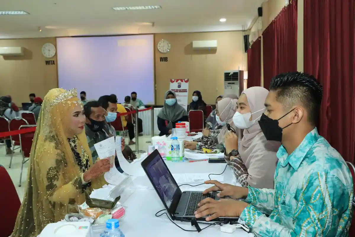 Perempuan Bergaun Pengantin Datangi Polresta Banjarmasin, Ternyata ini Tujuannya