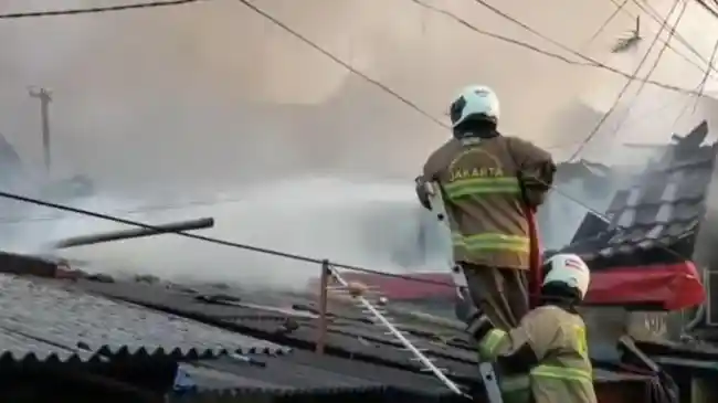 BREAKING NEWS: 4 Anak Tewas Terjebak Kebakaran Rumah di Tebet, Orang Tuanya Selamatkan Diri