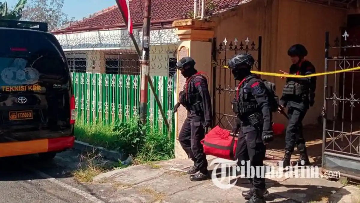 Tim Jibom Gegana Evakuasi Benda Diduga Granat di Rumah Malang, Akan Dilakukan Disposal