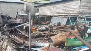 Kondisi-rumah-salah-satu-warga-Kecamatan-Pulau-Sembilan-rusak-parah-akibat-dilanda-cuaca-ekstrem.jpg