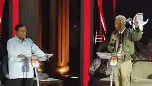 Prabowo-Subianto-dan-Ganjar-Pranowo-saat-debat-calon-presiden-Pemilu-2024-d.jpg