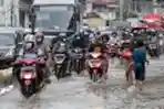 Banjir Rendam Jalan Jatinegara Barat