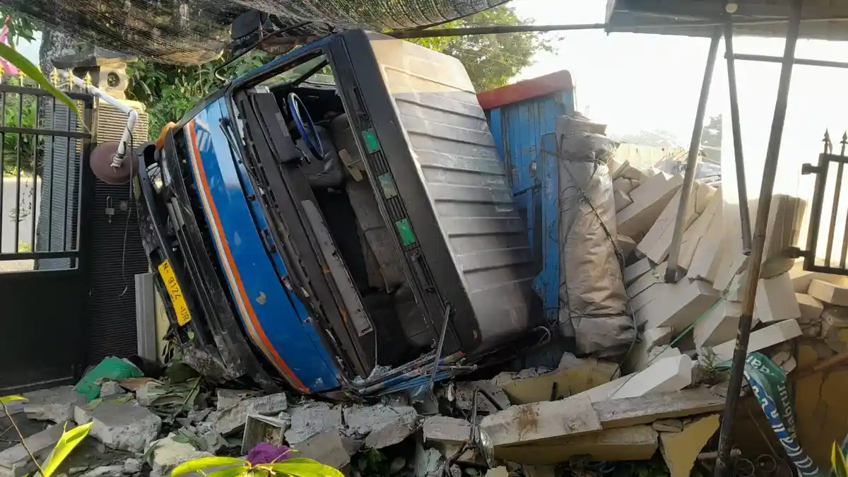 Detik-detik Truk Tronton Terguling seusai Tabrak Pagar Rumah Warga Kayen Kidul Kediri