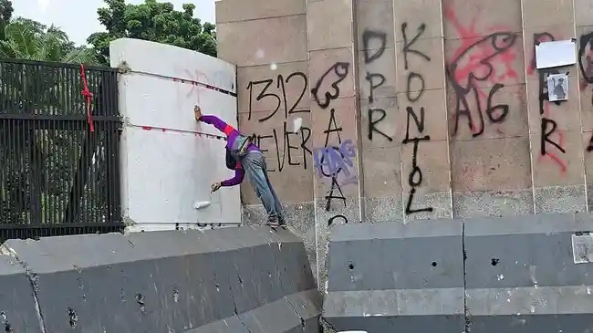 Vandalisme Demonstran di Tembok Gedung DPR Mulai Dihapus dengan Cat Warna Putih