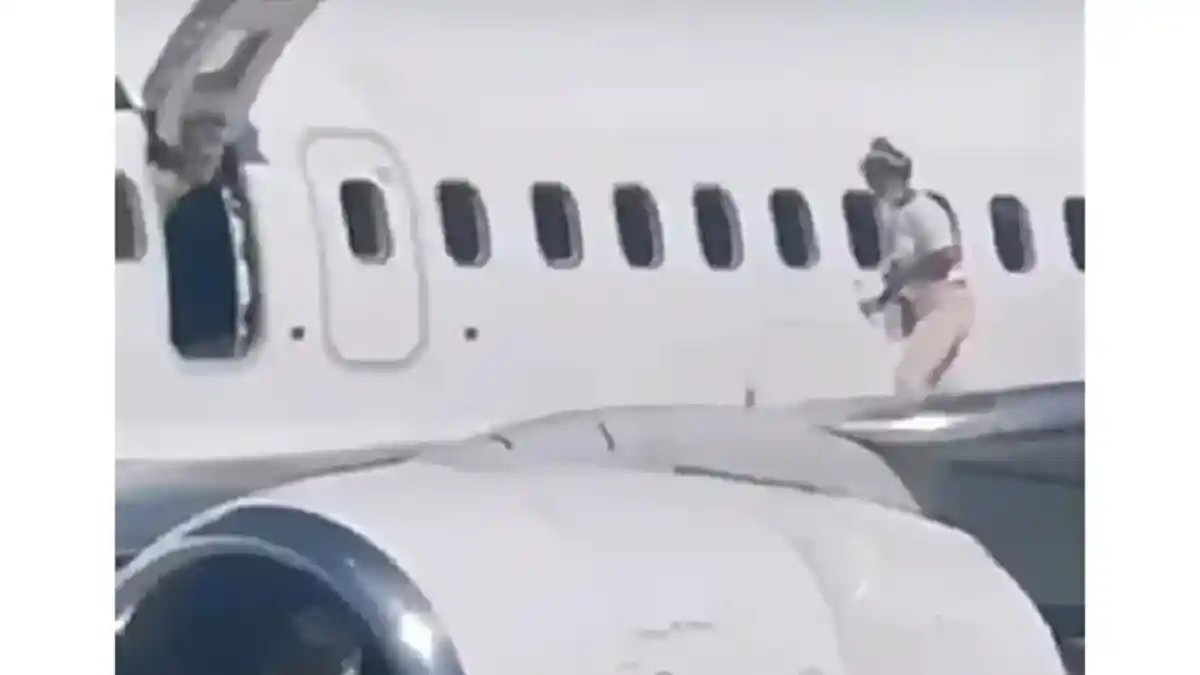 Seorang Wanita Berjalan dengan Santai di Sayap Pesawat, Kepanasan Menunggu Turun dari Dalam Kabin