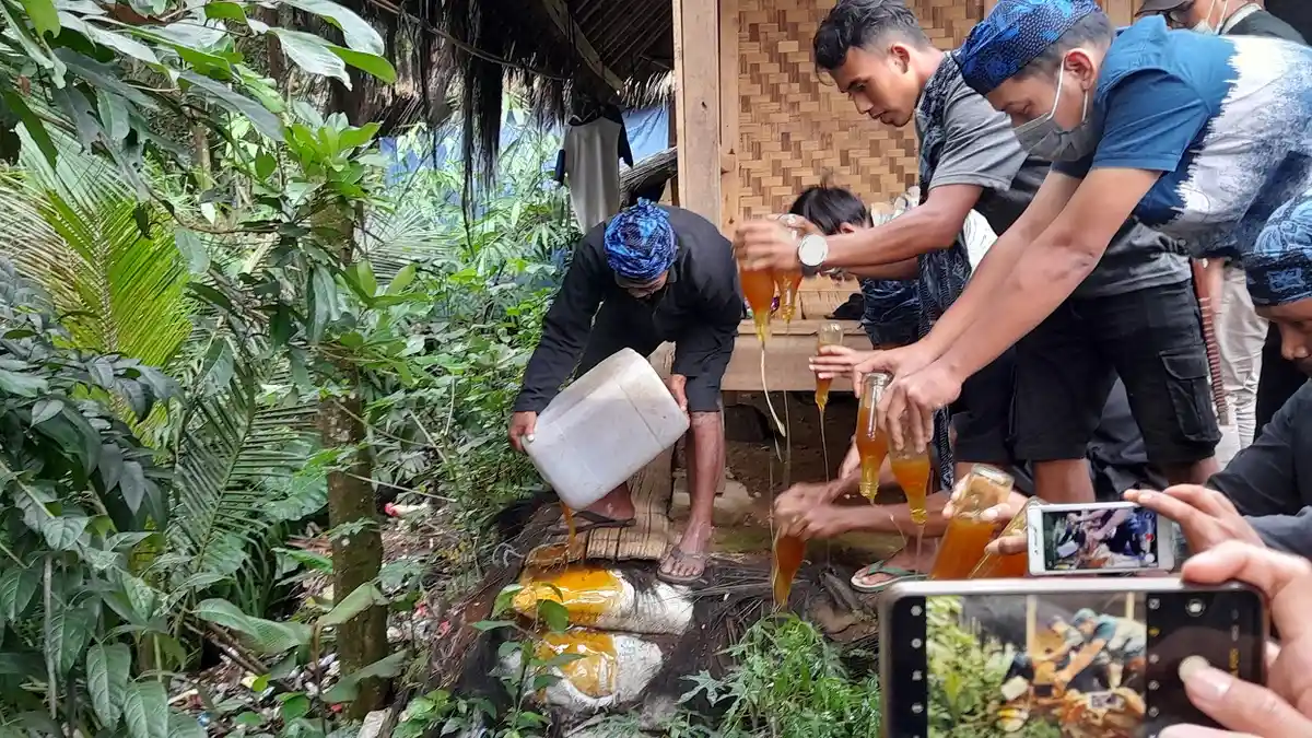 2 Minggu Lembaga Masyarakat Baduy Keliling, Dapat 20 Botol dan 1 Drum Madu Palsu, Kemudian Dibuang