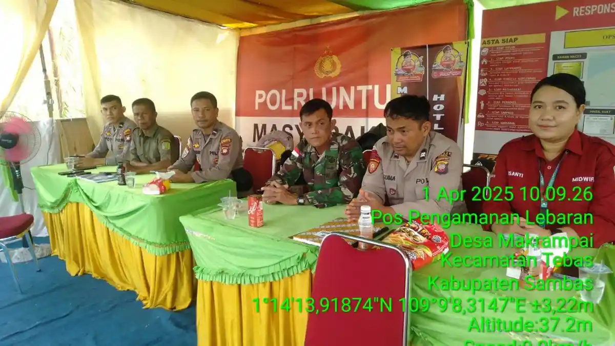Personel TNI dan Kepolisian Pantau Arus Kendaraan di Pos Pengamanan Tebas Sambas
