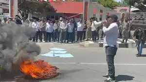 Massa-aksi-membakar-ban-di-depan-kantor-DPRK-Aceh-Tengah.jpg