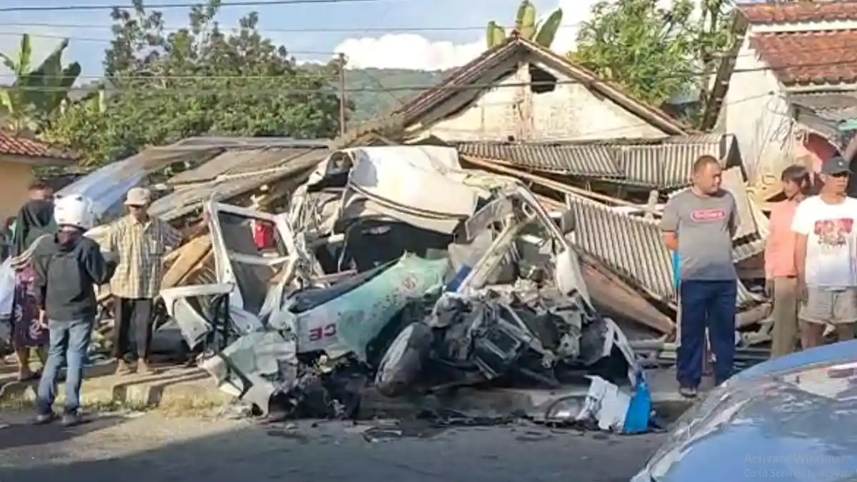 Kronologi Kecelakaan Maut Truk vs Ambulans di Pangandaran, Sopir Ambulans Terjepit